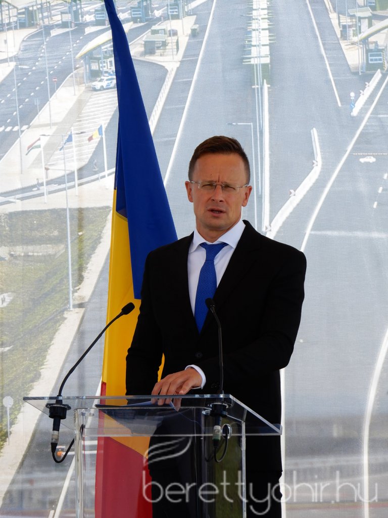 Átadták az M4-es autópálya Ártándig tartó szakaszát18